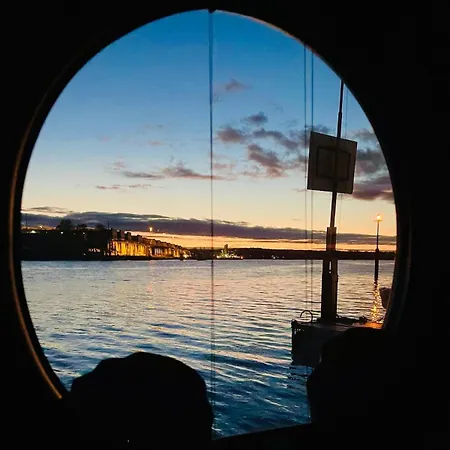 Hausboot Hafenprinz 보트호텔 *