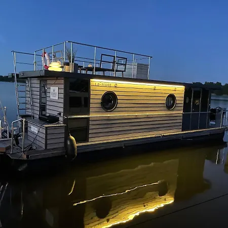 Hausboot Hafenprinz 보트호텔 *