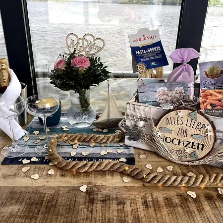 Botel Hausboot Hafenprinz Lübeck