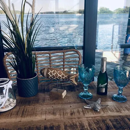 Hausboot Hafenprinz Botel Lübeck