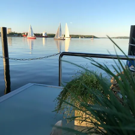 Hausboot Hafenprinz 보트호텔 뤼베크