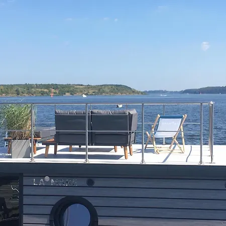 Hausboot Hafenprinz 보트호텔 뤼베크