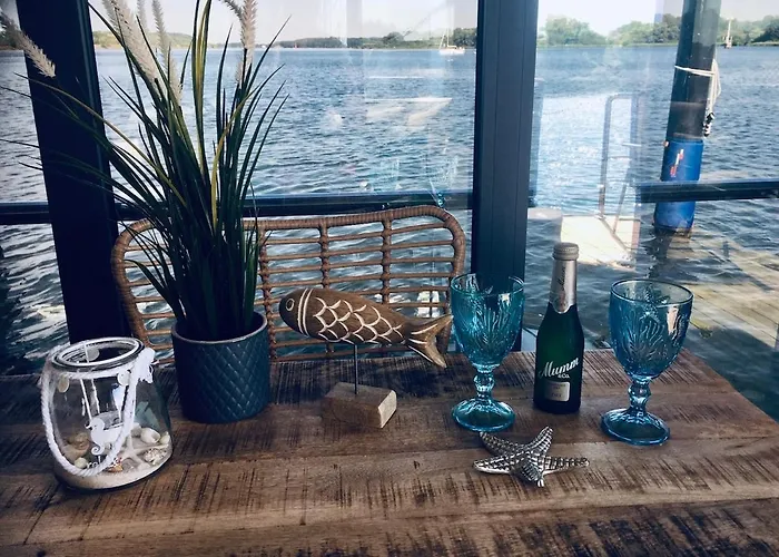 Hausboot Hafenprinz Botel Lübeck